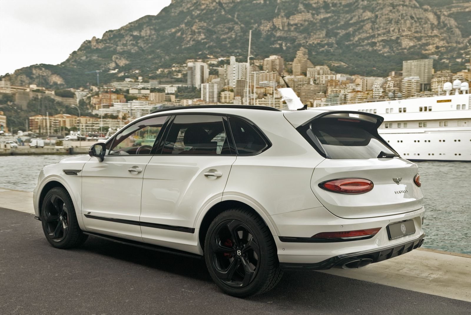 Bentley Bentayga — photo 4